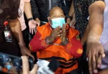 Wakil Ketua KPK Sebut Dugaan Korupsi Gubernur Papua Nonaktif Mencapai Rp 1 triliun FOTO: Gubernur Papua non aktif Lukas Enembe saat akan dibawa ke Rutan KPK Cabang POM Guntur DKI Jakarta Pusat.