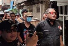 Alex Bonpis Bandar Narkoba Terbesar di Kampung Bahari Jakut, Diciduk Ditnarkoba Polda Metro Jaya Foto: Alex Bonpis memakai masker biru saat dibawa Kasubdit II Ditrektorat Reserse Narkoba Polda Metro Jaya AKBP Andi Oddang. (ist)