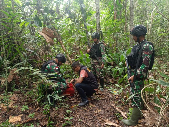 FOTO: Satgas Pamtas RI-PNG Yonif 132/BS dan Bea Cukai Wilker Skouw saat mendapatkan barang bukti kejahatan Narkoba di Kampung Mosso Distrik Muara Tami Kota Jayapura, Senin (16/1).