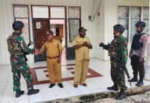 Ciptakan Rasa Aman, Koramil 1715-01/Oksibil Dan Polres Pegunungan Bintang Laksanakan Patroli Humanis FOTO: Dalam rangka menciptakan rasa aman di tengah-tengah masyarakat, Koramil 1715-01/Oksibil bersama Polres Pegunungan Bintang melaksanakan patroli humanis di Kota Oksibil Kabupaten Pegunungan Bintang, pada Selasa (17/01/23).