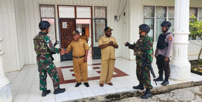 FOTO: Dalam rangka menciptakan rasa aman di tengah-tengah masyarakat, Koramil 1715-01/Oksibil bersama Polres Pegunungan Bintang melaksanakan patroli humanis di Kota Oksibil Kabupaten Pegunungan Bintang, pada Selasa (17/01/23).