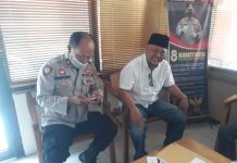 LSM AWAS Lapor Oknum SPKT Polres Situbondo ke Kapolri, ini Penyebabnya FOTO: Kanan Direktur LSM AWAS Rudi Bagas saat berada di Ruangan SPKT Polres Situbondo. (ist)
