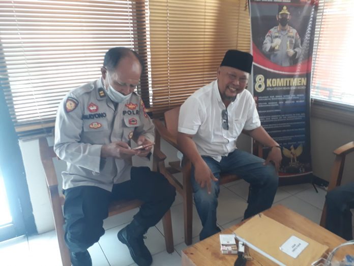 FOTO: Kanan Direktur LSM AWAS Rudi Bagas saat berada di Ruangan SPKT Polres Situbondo. (ist)