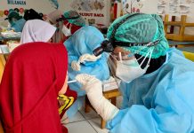 Pentingnya Deteksi Dini, Ribuan Siswa Ikut Skrining Kesehatan Gigi serta Mulut di SD Lutim dan Lutra FOTO: Dokter Spesial saat melakukan pemeriksaan Gigi dan Mulut ke Siswa SDN 175 Kawarasan, Tomoni, Kabupaten Luwu Timur (Lutim).