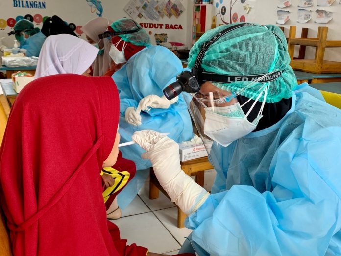 FOTO: Dokter Spesial saat melakukan pemeriksaan Gigi dan Mulut ke Siswa SDN 175 Kawarasan, Tomoni, Kabupaten Luwu Timur (Lutim).