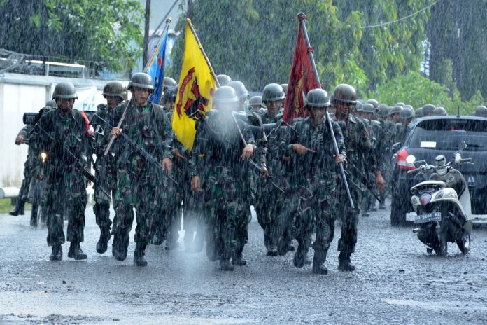 FOTO: Prajurit Petarung Yonmarhanlan VI (Batalyon Marinir Pertahanan Pangkalan VI) Makassar laksanakan latihan materi Ketahanan Mars (Hanmars), dalam rangka program Uji Nilai Perorangan Dasar (UNPD) TW I TA. 2023, diseputaran Kota Makassar. Rabu (18/01/2023).