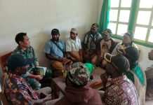 Babinsa Koramil 1715 – 04, Laksanakan Komsos Bersama 8 Kepala Kampung di Distrik Okbibab FOTO: Babinsa Koramil 1715-04/Okbibab melaksanakan Komunikasi Sosial (Komsos) bersama 8 Kepala Kampung Distrik Okbibab, bertempat di Makoramil 1715-04/Okbibab Distrik Okbibab Kab. Pegunungan Bintang, pada Selasa (17/01/23).