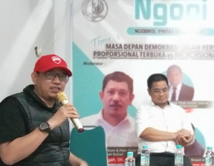 FOTO: Kiri Moderator dialog publik IKAJO Sulsel, Deddy Ardiansyah, SH.,M.Kn dan Dekan Fakultas Sosial Politik Universitas Hasanuddin Makassar Dr. Phil Sukri Tamma, M.Si. Rabu (19/1/2023)