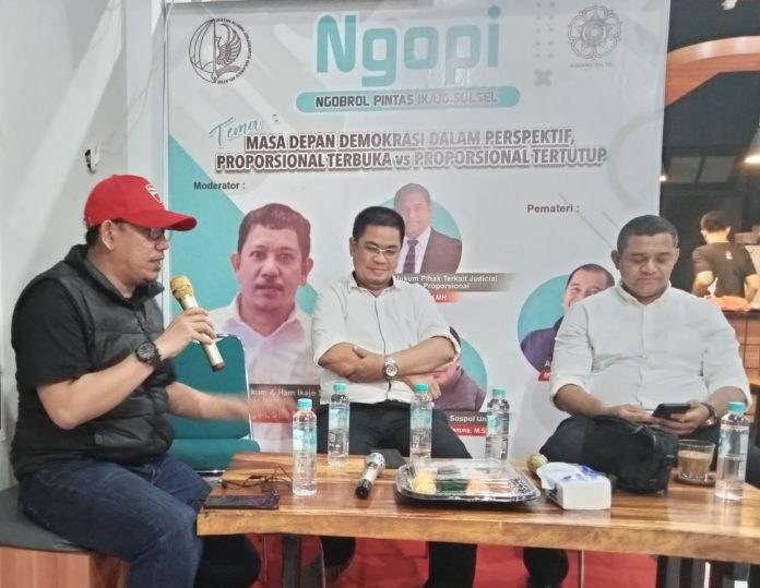 FOTO: Kiri moderator, Deddy Ardiansyah, SH.,M.Kn, Tengah Dekan Fakultas Sosial Politik Universitas Hasanuddin Makassar Dr. Phil Sukri Tamma, M.Si dan Kanan Ahli hukum tata negara Dr. Fachri Bachmid saat menghadiri dialog publik Ngopi. Rabu (18/1/2023)