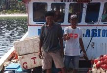 Marak Destructive Fishing, LSM PILHI: Pelaku Kebanyakan Dari Luar Selayar FOTO: Patta Safri (65), memungut beberapa ikan dengan menggunakan sodo (alat bantu,red) ikan di perairan seputar Pattumbukang, Kecamatan Bontosikuyu, Kabupaten Selayar, Rabu,18 Januari 2023 lalu.