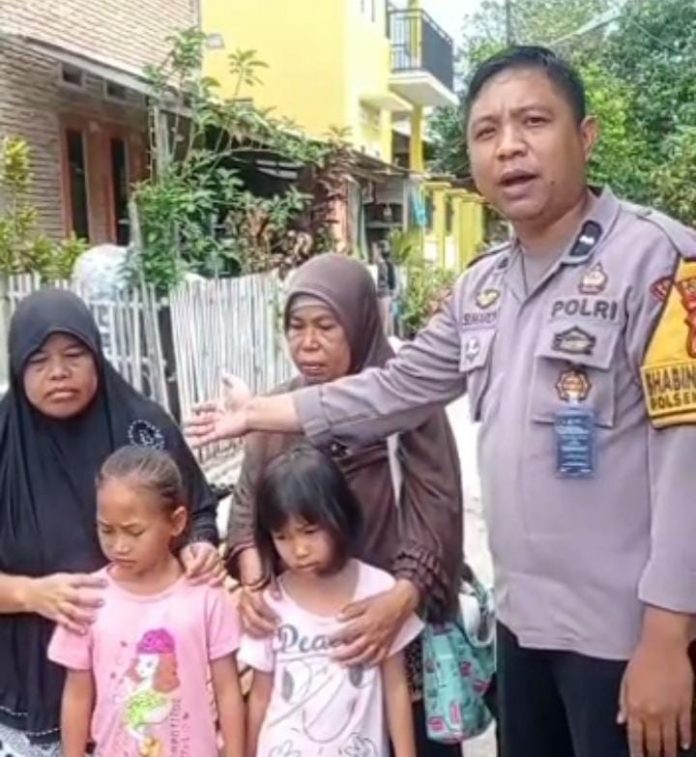 FOTO: Tangkap layar dari video viral. Nampak anggota kepolisian menunjukkan seorang siswa SD SD 17 Ujung Labbu bersama kedua orang tuanya. Kamis (19/1/2023)