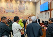 Gelar RDP, La Tinro Perjuangkan Masyarakat Kabupaten Enrekang di DPR RI FOTO: Ir. Haji La Tinro La Tunrung saat berdiskusi dengan pihak Aliansi Masyarakat Massenrempulu (AMPU) diruang rapat komisi VI DPR RI, Jakarta. Kamis (19/1/2023)