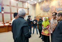 Saat di Gelar RDP, La Tinro Sebut ada Oknum Pejabat Pemkab Enrekang Kuasai Lahan di PTPN XIV FOTO: Ir. Haji La Tinro La Tunrung saat berdiskusi dengan pihak Aliansi Masyarakat Massenrempulu (AMPU) diruang rapat komisi VI DPR RI, Jakarta. Kamis (19/1/2023)