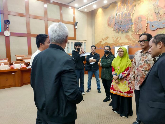 FOTO: Ir. Haji La Tinro La Tunrung saat berdiskusi dengan pihak Aliansi Masyarakat Massenrempulu (AMPU) diruang rapat komisi VI DPR RI, Jakarta. Kamis (19/1/2023)