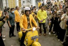 Bergabung RK di Partai Golkar, Pengamat: Menjadi Peluang untuk Menarik PKS Masuk ke KIB FOTO: Ridwan Kamil gunakan motor vespa warna kuning saat meninggalkan kantor DPP Partai Golkar di Slipi
