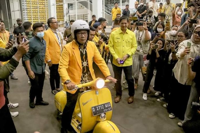 FOTO: Ridwan Kamil gunakan motor vespa warna kuning saat meninggalkan kantor DPP Partai Golkar di Slipi