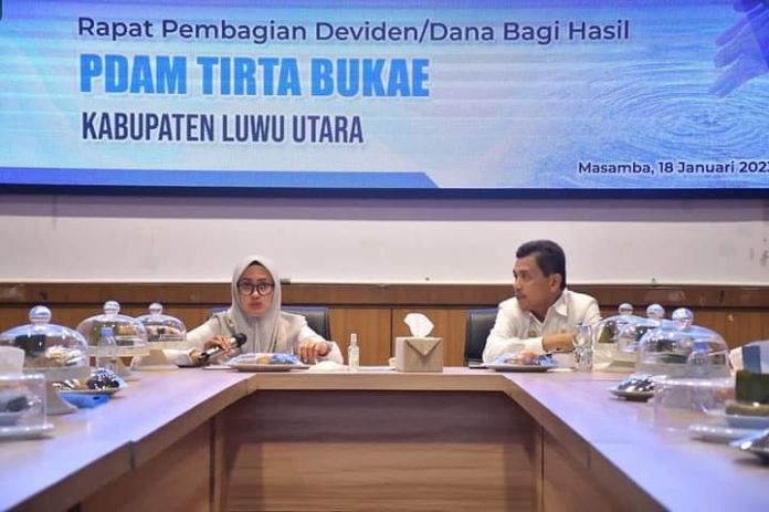 FOTO: Bupati Luwu Utara (Lutra) Indah Putri Indriani dan Direktur Utama PDAM Tirta Bukae, Haeruddin Kasim. (Properti Facebook)