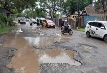 Parah, Warga Sebut Jalan Yasin Limpo Gowa Bak Kubangan Tedong FOTO: Kondisi di Jl HM Yasin Limpo Kabupaten Gowa, Sulawesi Selatan direkam Kamis 19 Januari 2023. (Net)