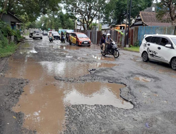 FOTO: Kondisi di Jl HM Yasin Limpo Kabupaten Gowa, Sulawesi Selatan direkam Kamis 19 Januari 2023. (Net)