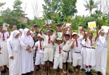 Turut Cerdaskan Anak Bangsa, Satgas Pamtas Yonif 132/BS Bantu Menjadi Gadik Hingga Beri Hadiah Perlengkapan Sekolah FOTO: Pos Yamara Satgas Pamtas RI-PNG Yonif 132/BS mendatangi SD Inpres Pir V dalam rangka membantu menjadi tenaga pendidik di Sekolah yang terletak Di Pir V, Distrik Arso Timur, Kab.Keerom, Prov.Papua, pada Hari Kamis (19/01/2023).