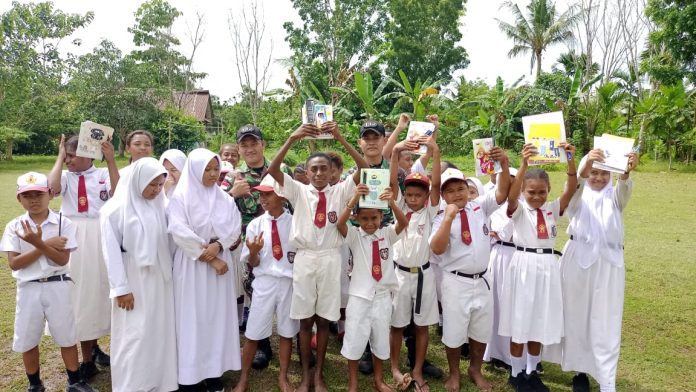 FOTO: Pos Yamara Satgas Pamtas RI-PNG Yonif 132/BS mendatangi SD Inpres Pir V dalam rangka membantu menjadi tenaga pendidik di Sekolah yang terletak Di Pir V, Distrik Arso Timur, Kab.Keerom, Prov.Papua, pada Hari Kamis (19/01/2023).