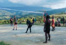 Jalin Kebersamaan dan Keakraban, Satgas Yonif Raider 321/GT Olahraga Bersama Warga Distrik Napua Jayawijaya FOTO: Satgas Yonif Raider 321/GT/13/1 Kostrad Pos Napua menggelar olahraga bersama Bola Voli dengan masyarakat Kampung Napua, Distrik Napua, Kabupaten Jayawijaya, Papua.