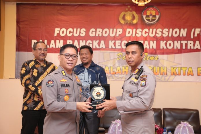 FOTO: Tim Divisi Humas Polri menggelar Focus Group Discussion (FGD) kontra radikal dengan tema “Terorisme Musuh Kita Bersama” di Aula Polrestabes Makassar, Kamis, 19 Januari 2023.