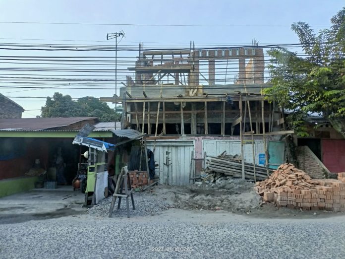 FOTO: Diduga dua bangunan megah unit ruko bebas berdiri tanpa plang PBG di Kecamatan Helvetia Tengah, Jalan Gaperta 107 Kota Medan. (ist)