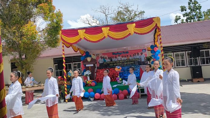 FOTO: Siswa Sekolah Dasar Negeri 2 Masohi Maluku Tengah menggelar tarian masyarakat adat Masohi