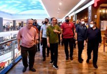 Momen Presiden Jokowi Kunjungi Pusat Perbelanjaan di Manado FOTO: Presiden Jokowi didampingi Seskab Pramono Anung dan Menteri PUPR Basuki Hadimuljono berkunjung ke Manado Town Square, di Kota Manado, Sulawesi Utara, Kamis (19/01/2023) malam. (Foto: BPMI Setpres/Rusman)