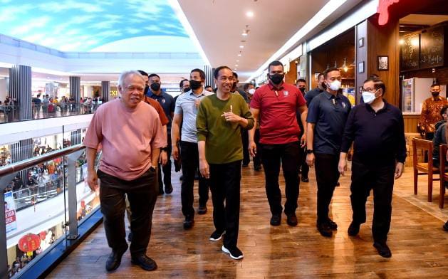 IMG-20230120-WA0006 FOTO: Presiden Jokowi didampingi Seskab Pramono Anung dan Menteri PUPR Basuki Hadimuljono berkunjung ke Manado Town Square, di Kota Manado, Sulawesi Utara, Kamis (19/01/2023) malam. (Foto: BPMI Setpres/Rusman)