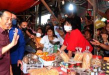 Masyarakat Kota Manado Antusias Sambut Kedatangan Presiden Jokowi FOTO: Presiden Jokowi mengunjungi Pasar Rakyat Pinasungkulan, Karombasan, Kota Manado, Provinsi Sulawesi Utara, Kamis (19/01/2023) pagi. (Foto: BPMI Setpres/Rusman)