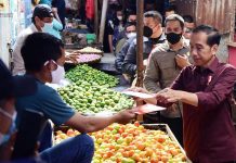 Presiden Cek Harga Sembako di Pasar Airmadidi Minahasa Utara FOTO: Presiden Jokowi mengunjungi Pasar Airmadidi, di Minahasa Utara, Sulawesi Utara, Kamis (19/01/2023). (Foto: Humas Setkab/Rahmat)