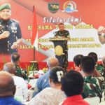 Silaturahmi Bersama Para Tokoh Agama di Korem 172/PWY untuk Wujudkan Papua Aman Dan Damai FOTO: Pangdam XVII/Cenderawasih Mayjen TNI Muhammad Saleh Mustafa didamping oleh Kasdam dan beberapa pejabat Kodam XVII/Cenderawasih.
