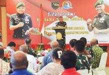 Silaturahmi Bersama Para Tokoh Agama di Korem 172/PWY untuk Wujudkan Papua Aman Dan Damai FOTO: Pangdam XVII/Cenderawasih Mayjen TNI Muhammad Saleh Mustafa didamping oleh Kasdam dan beberapa pejabat Kodam XVII/Cenderawasih.