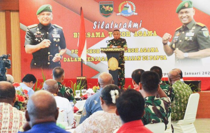 FOTO: Pangdam XVII/Cenderawasih Mayjen TNI Muhammad Saleh Mustafa didamping oleh Kasdam dan beberapa pejabat Kodam XVII/Cenderawasih.