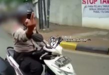 Diduga Oknum Polisi Acungkan Jari Tengah saat Relawan Kawal Ambulans Foto tangkap layar dari video viral milik akun Instagram, @updateinfojakarta.