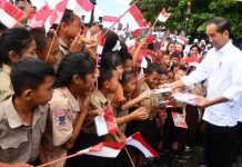 Lagu “Kota Manado yang Kucintai” Sambut Kedatangan Presiden di Bunaken FOTO: Presiden Jokowi disambut ratusan pelajar tingkat SD hingga SMA yang menyanyikan lagu “Kota Manado yang Kucintai”, saat tiba di Dermaga Pulau Bunaken, Sulawesi Utara, Jumat (20/01/2023). (Foto: BPMI Setpres/Rusman)