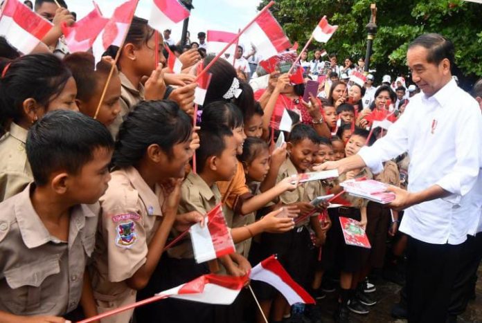 FOTO: Presiden Jokowi disambut ratusan pelajar tingkat SD hingga SMA yang menyanyikan lagu “Kota Manado yang Kucintai”, saat tiba di Dermaga Pulau Bunaken, Sulawesi Utara, Jumat (20/01/2023). (Foto: BPMI Setpres/Rusman)