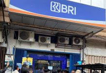 Sertifikat Agunan Hilang di BRI Unit Sungai Saddang, Mahasiswa dan Pemerhati Hukum Gelar Unras FOTO: Aksi unjuk rasa Aliansi Pemuda dan Mahasiswa Pemerhati Hukum di Kantor Unit Sungai Saddang Baru, Kota Makassar pada Kamis 19 Januari 2023.