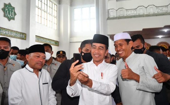 FOTO: Presiden Jokowi meresmikan penataan kawasan Masjid Ahmad Yani berupa pembangunan menara, di Kelurahan Lawangirung, Kecamatan Wenang, Kota Manado, Sulut, Jumat (20/01/2023). (Foto: BPMI Setpres/Rusman)