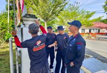Andi Rahim Apresiasi Aksi Baksos Brimob Bersihkan dan Cat Istana Kedatuan Luwu FOTO: Kompol Muhammad Agus, Komandan Batalyon (Danyon) D Pelopor Satuan Brimob Baebunta bersama Personilnya saat melakukan Baksos Bersihkan dan Cat Istana Kedatuan Luwu di Palopo (Ist)