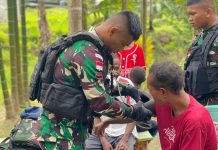 TNI AD Berikan Pelayanan Kesehatan Gratis Di Perbatasan FOTO: Satgas Pamtas Yonif 132/Bima Sakti Pos Km.76 saat mendatangi rumah-rumah masyarakat untuk memberikan pelayanan kesehatan di Desa Uskuar, Distrik Mannem, Kab.Keerom,Provinsi Papua, pada Hari Jumat (20/01/2023).