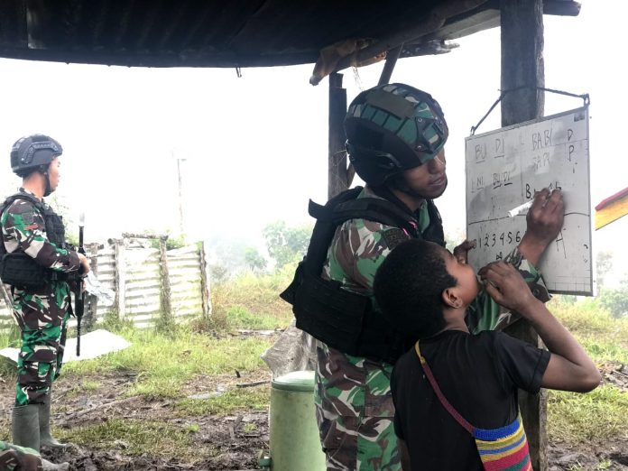 FOTO: Satgas Yonif Raider 321/GT/13/1 Kostrad Pos Yigi lanjutkan misi untuk membantu mencerdaskan anak-anak di Kampung Yigi, Kabupaten Nduga, Papua. Jumat (20/01/2023).