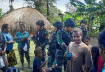 Keliling Kampung, Satgas Yonif Raider 321/GT Berbagi Pakaian, Pererat Silahturahmi Dengan Masyarakat Papua Pegunungan FOTO: Satgas Yonif Raider 321/GT/13/1 Kostrad membagikan pakaian kepada warga di Kampung Napua, Distrik Napua, Kab. Jayawijaya, Papua Pegunungan (20/01/2023).