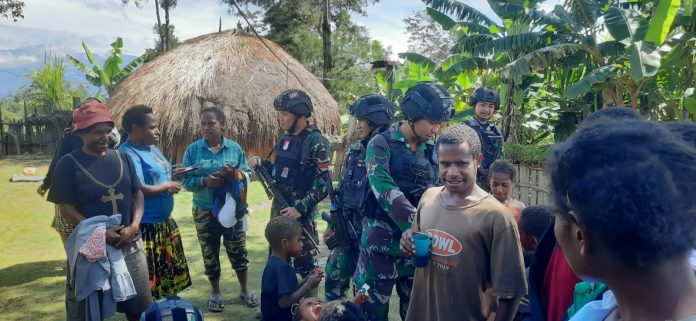 FOTO: Satgas Yonif Raider 321/GT/13/1 Kostrad membagikan pakaian kepada warga di Kampung Napua, Distrik Napua, Kab. Jayawijaya, Papua Pegunungan (20/01/2023).