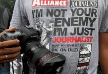 UU Nomor 40/1999: Pasal 15 Ayat 2 Dewan Pers “Hakim” Sengketa Pemberitaan Bukan APH Foto: ilustrasi Aksi menolak kekerasan terhadap jurnalis/Net