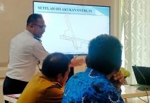 Telan Rp35 Milyar, Lahan Bandara Wisata Bulukumba Segera Dibebaskan FOTO: Idham Khalid, S.stp, M. Si pelaksana tugas sekertaris Dinas Perhubungan pemkab Bulukumba saat memberikan penjelasan dokumen perencanaan pembangunan bandara wisata bulukumba. Selasa (17/1/2023)