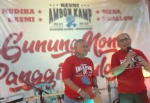 Reuni Ambon Kamp Gunung Nona Makassar, Ellong-IAS Berbagi Kisah FOTO: Tokoh masyarakat ambon Ellong Tjandra dan Ilham Arief Sirajuddin (IAS) di acara , "Reuni Ambon Kamp Gunung Nona Makassar" di Jalan Sungai Nuri, Kelurahan Pisang Selatan, Kecamatan Ujung Pandang. Sabtu (21/1/2023) malam.