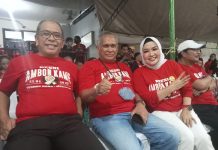 Reuni Ambon Kamp Gunung Nona Makassar, Ketua GNGM, Warni Saharuddin Sampaikan Terima Kasih Dukungan Masyarakat Maluku FOTO: Ilham Arief Sirajuddin (IAS), Tokoh Masyarakat Maluku Ellong Tjandra dan Ketua Generasi Muda Guna Nona (GNGM) Warni Saharuddin, Sabtu malam. (21/1/2023)